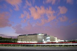 Rechenzentrum unter Abendhimmel