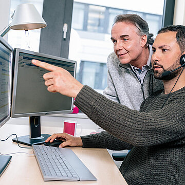 Support Desk Mitarbeiter bei der Arbeit