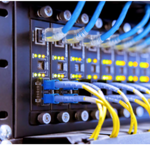 Netzwerkswitch mit Kabeln