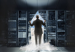 170882360 Mann schaut aus Technikraum auf die Wolken