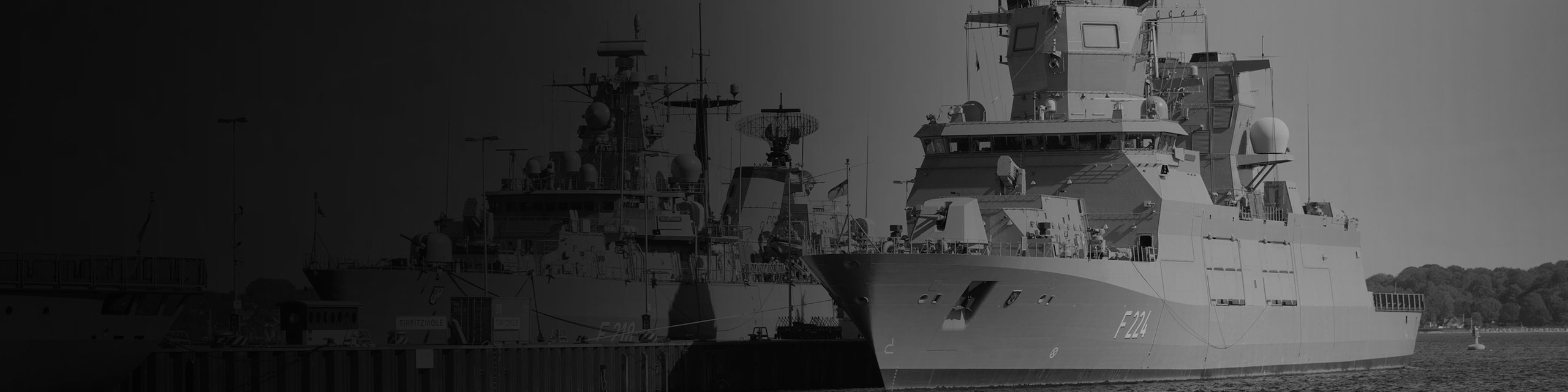 Fregatte SACHSEN-ANHALT der Klasse F-125 an der Pier.
